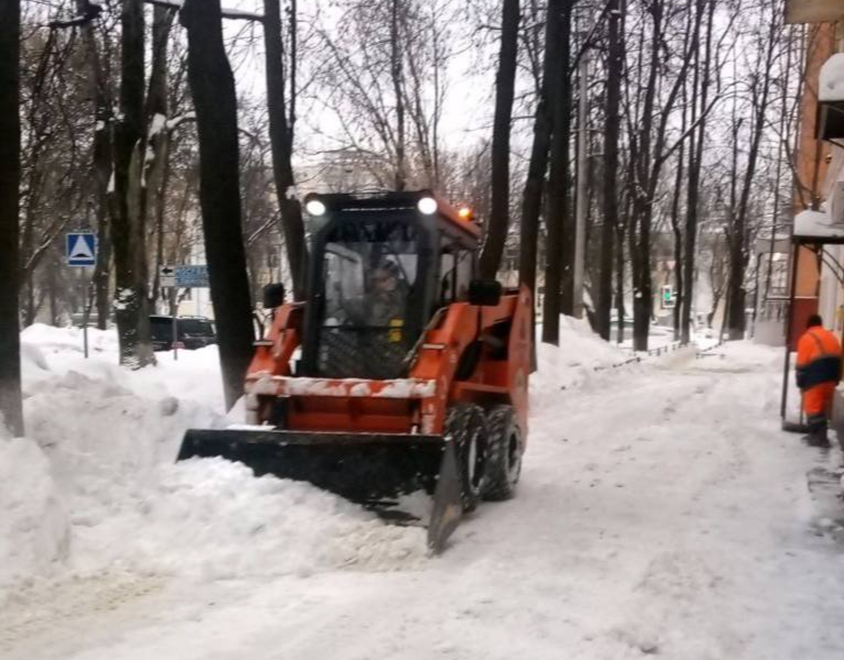 Снег и ледяной дождь: подольские коммунальщики борются за чистоту дорог и общественных пространств