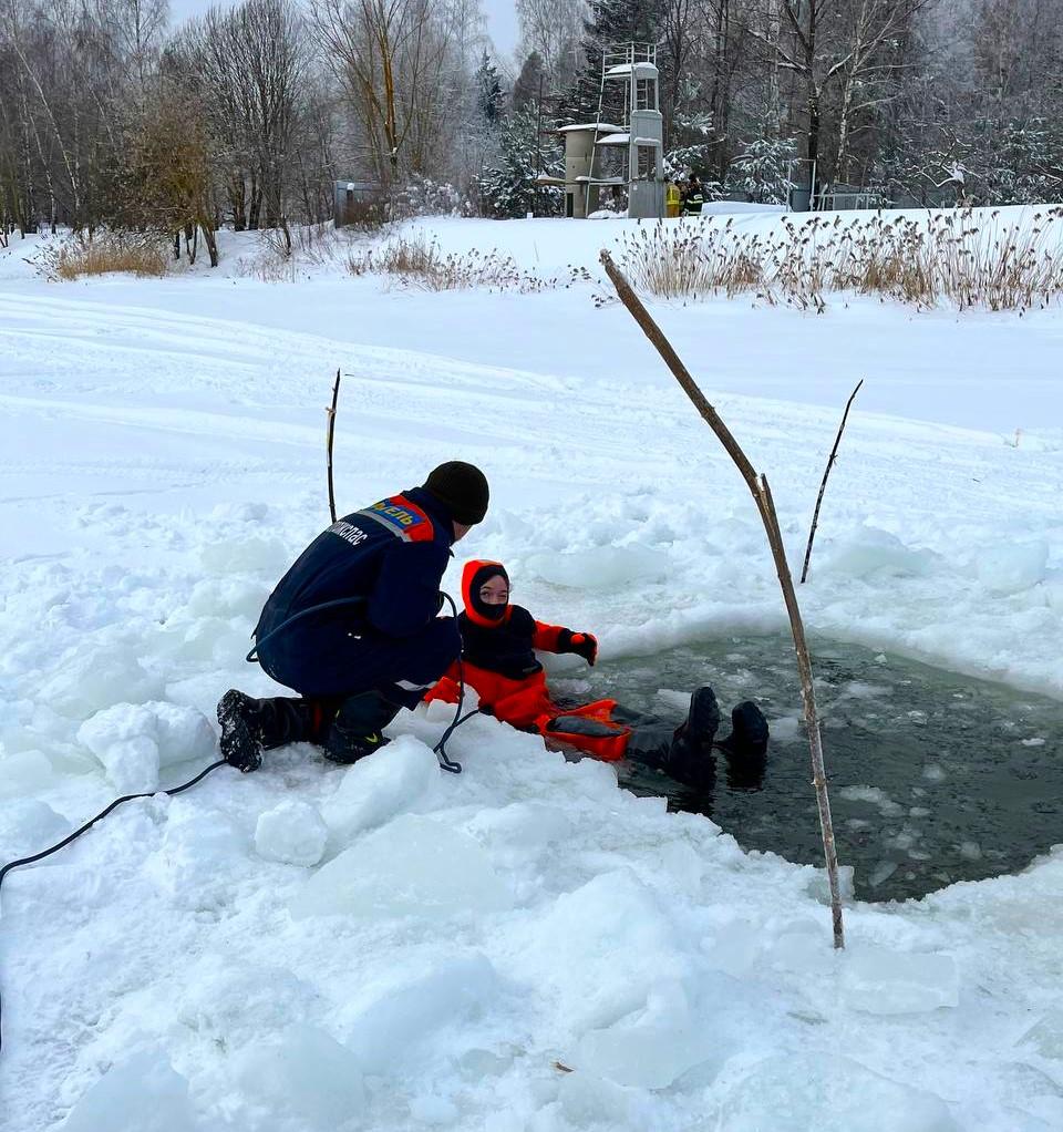Как спасти человека, который провалился под лед, спасатели показали студентам из Солнечногорска