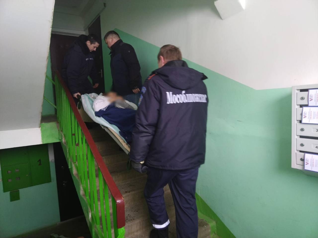 Спасатели помогли медикам отвезти в больницу лежачего пациента