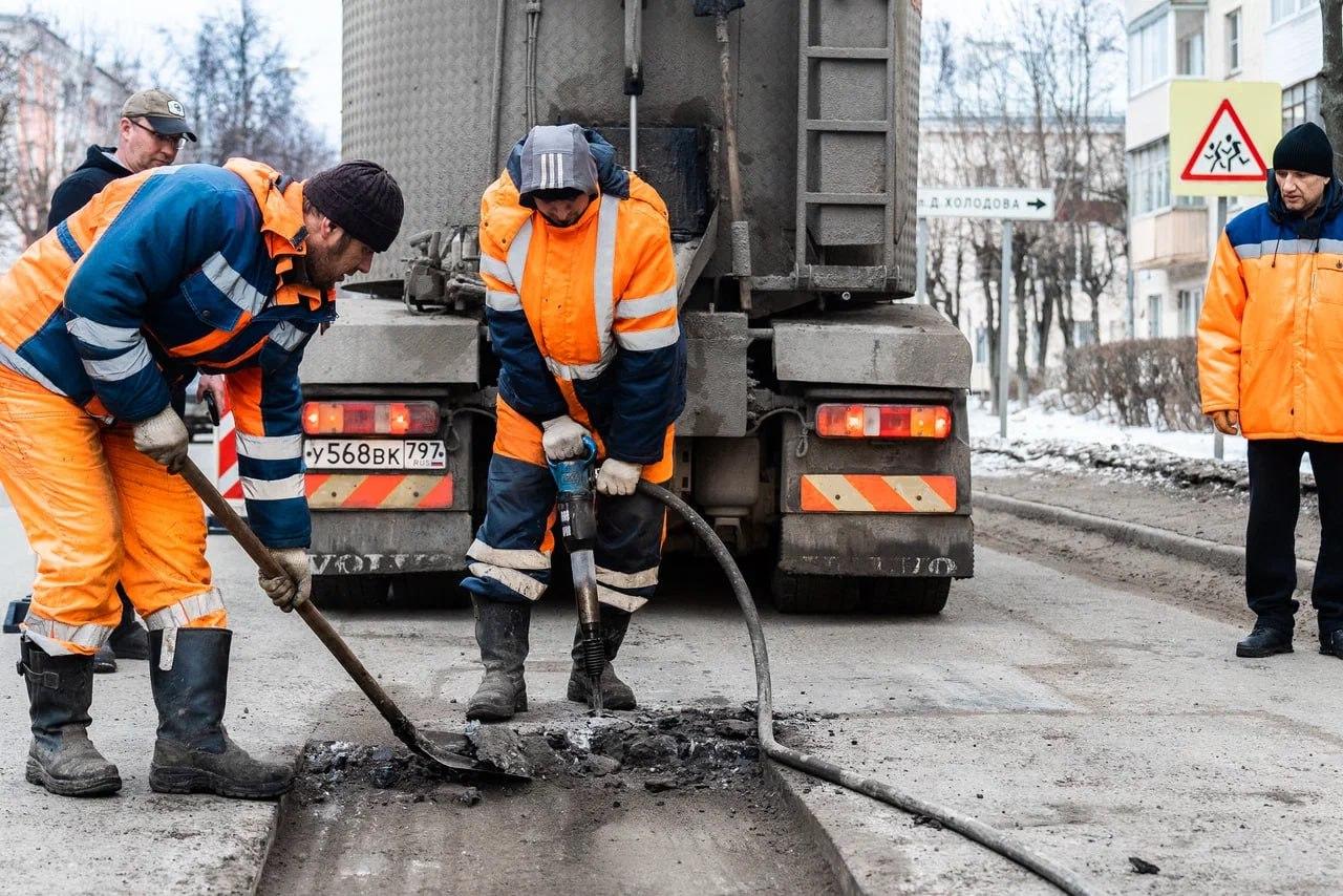 Дорожные службы проводят ямочный ремонт в Раменском городском округе