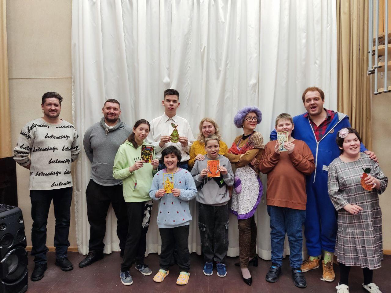 Волонтеры провели мастер-класс и игровую программу для воспитанников социального центра