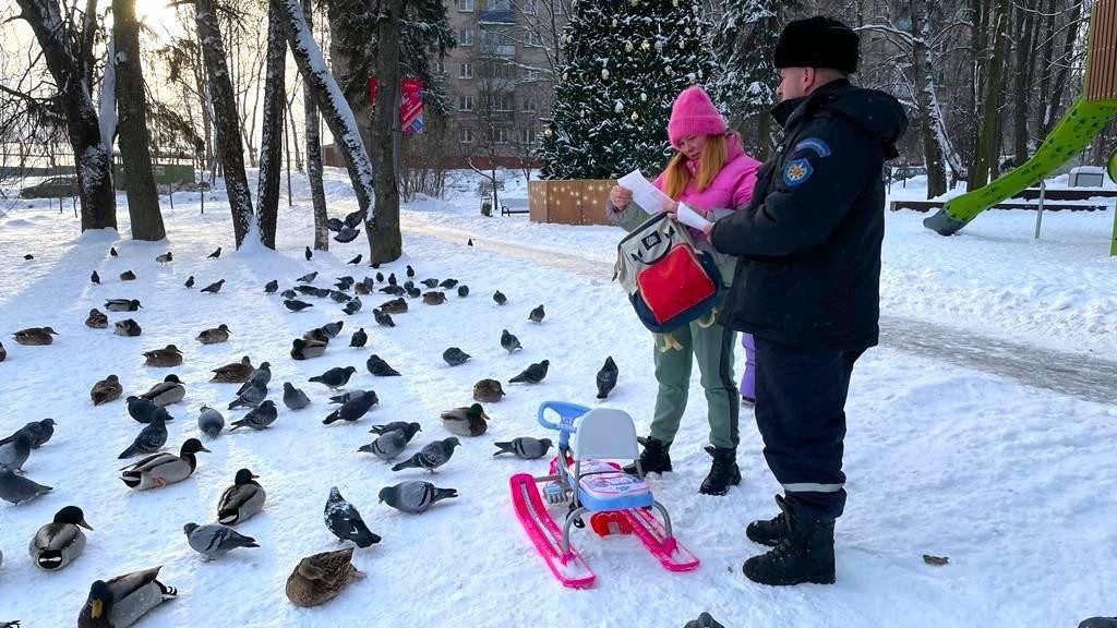 Спасатели Подмосковья просят родителей держать детей подальше от опасных горок