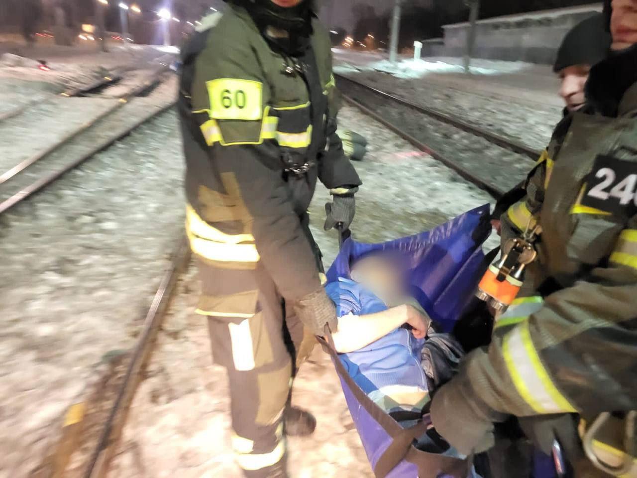 Житель Электроуглей едва не погиб под поездом