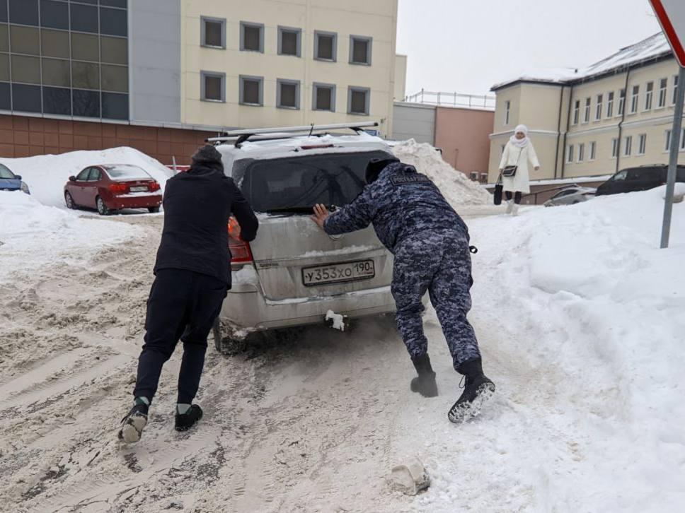 В Электростали росгвардейцы помогли вытащить автомобиль из сугроба во время снегопада
