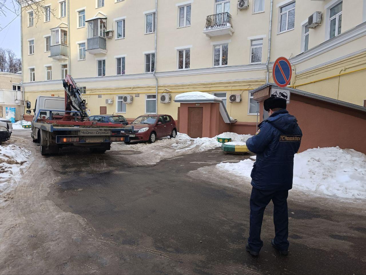 Знак «Работает эвакуатор» появился возле контейнерной площадки на  Революционном проспекте | REGIONS.RU / Подольск