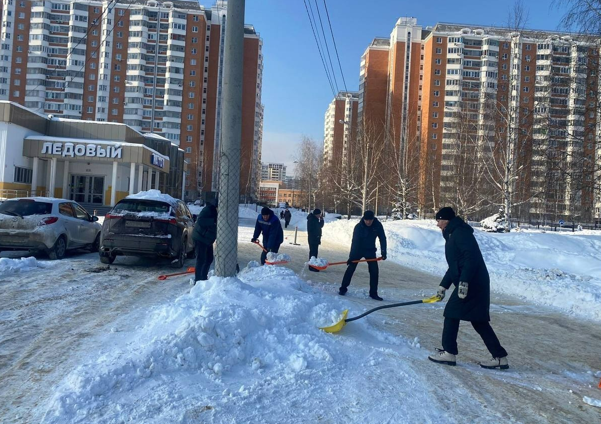 Жители города объединились в борьбе со снежной стихией