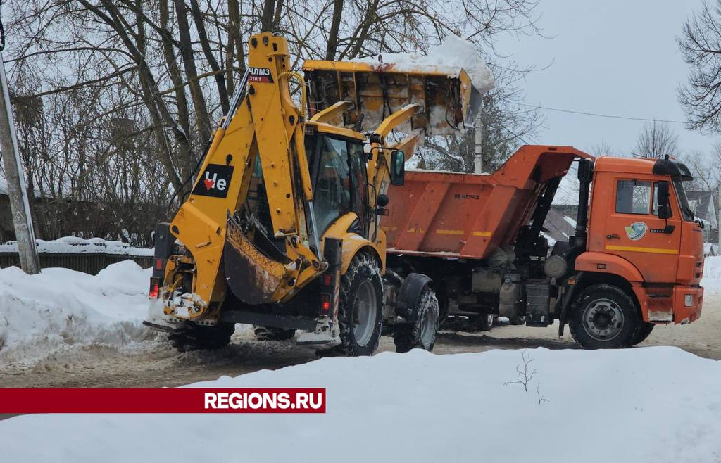 Коммунальщики Волоколамска чистят центральные улицы от снега и льда
