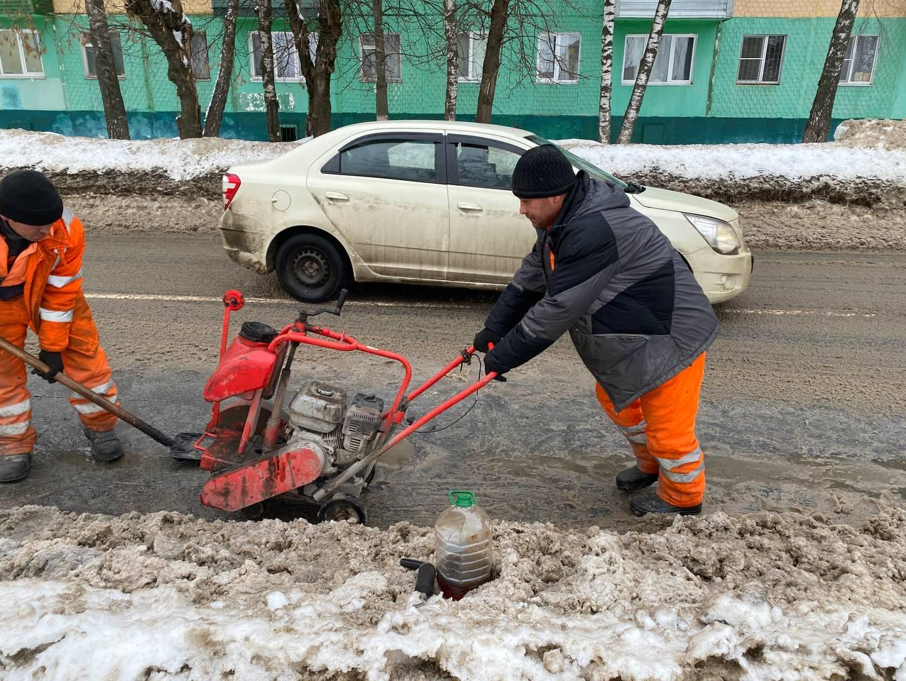 Ямочный ремонт дороги холодным асфальтом ведут на улице Мира | REGIONS.RU /  Чехов