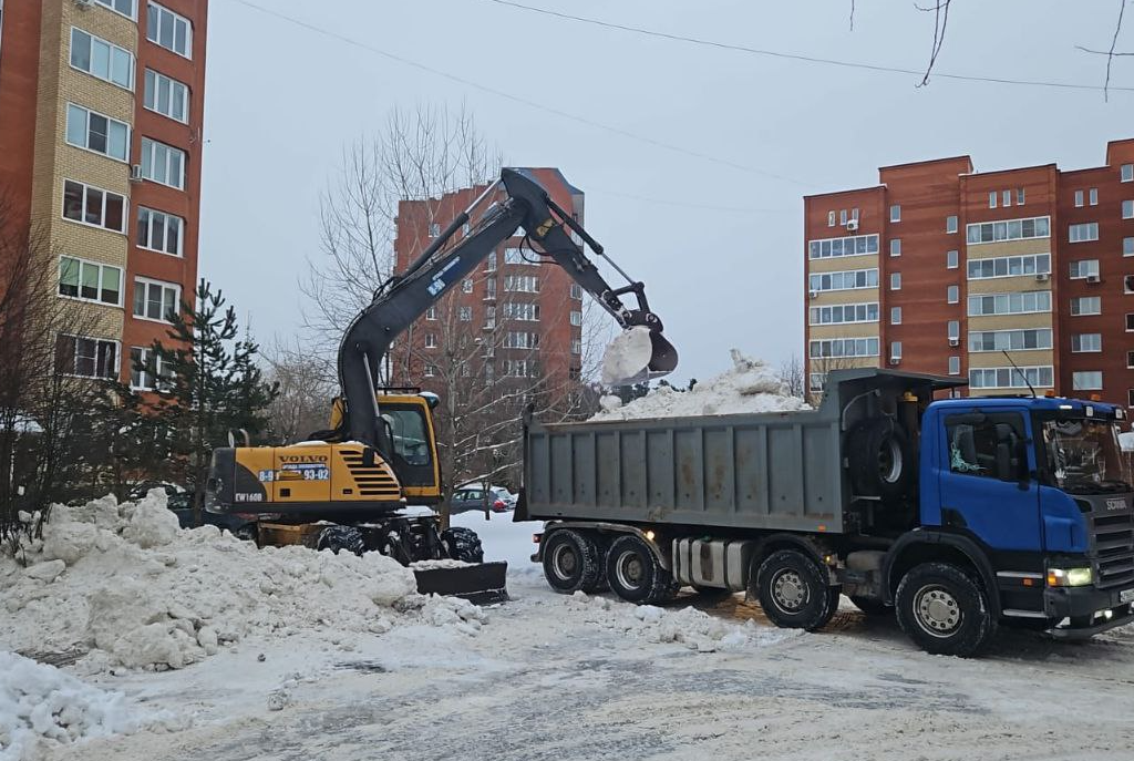 Более 1,5 тысячи кубов снега вывезли с улиц Солнечной, Лесной и Центральной