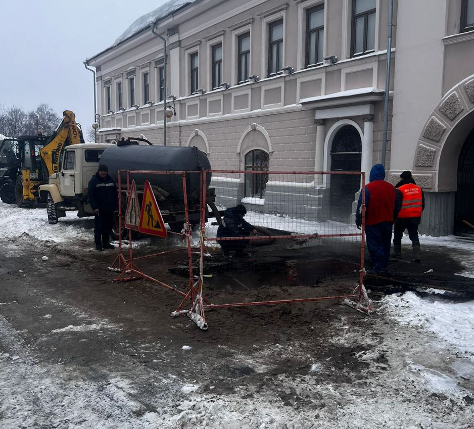 Прорыв трубы. Теплосеть санкт-петербурга. Служба тепловых сетей. Реконструкция тепловых сетей. Трубы теплоснабжения.