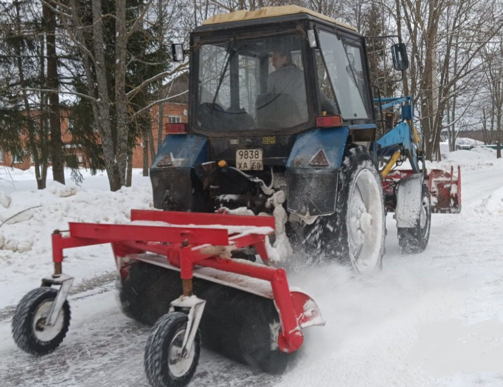 Подъезды к школам, детским садам и остановкам расчищают от снега в Лотошино