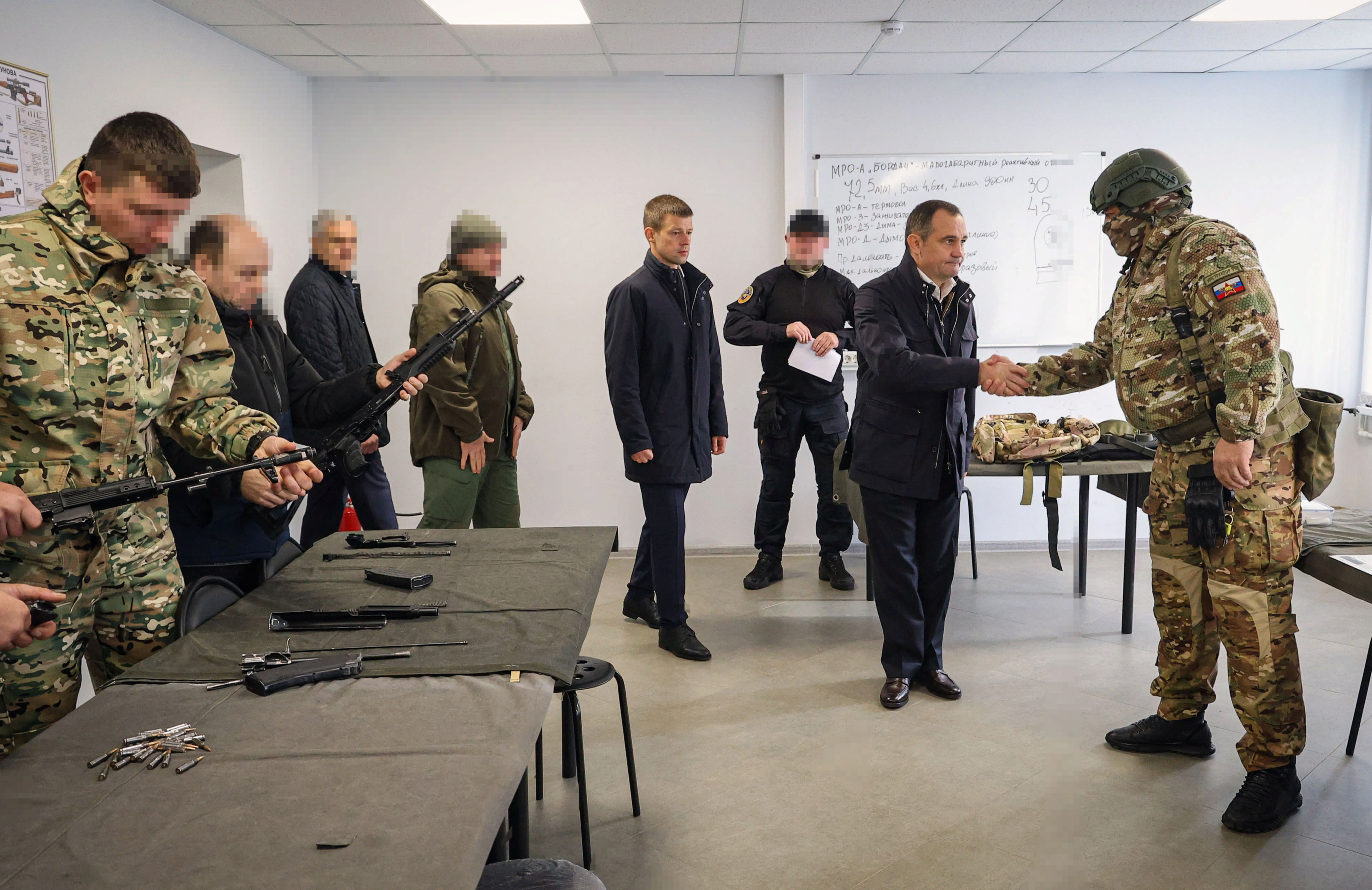 Удобно и оперативно: добровольцы проходят весь цикл заключения военного  контракта в едином центре | REGIONS.RU / Черноголовка