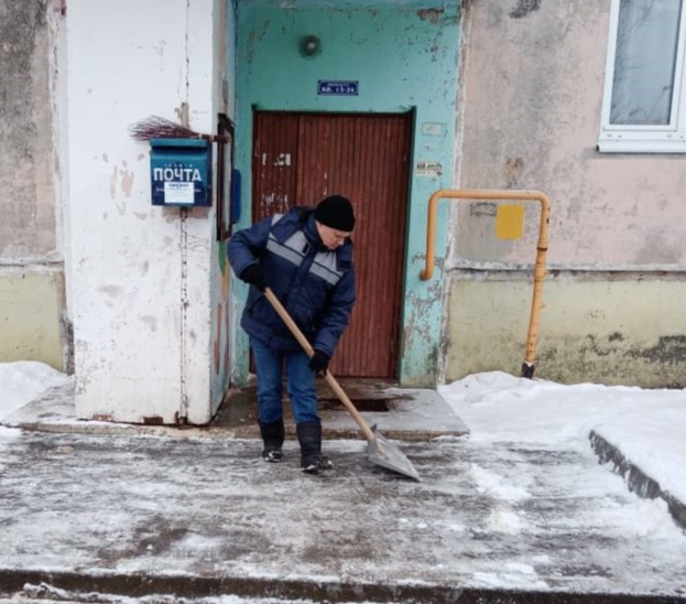 Лотошинские коммунальщики устраняют последствия ледяного дождя