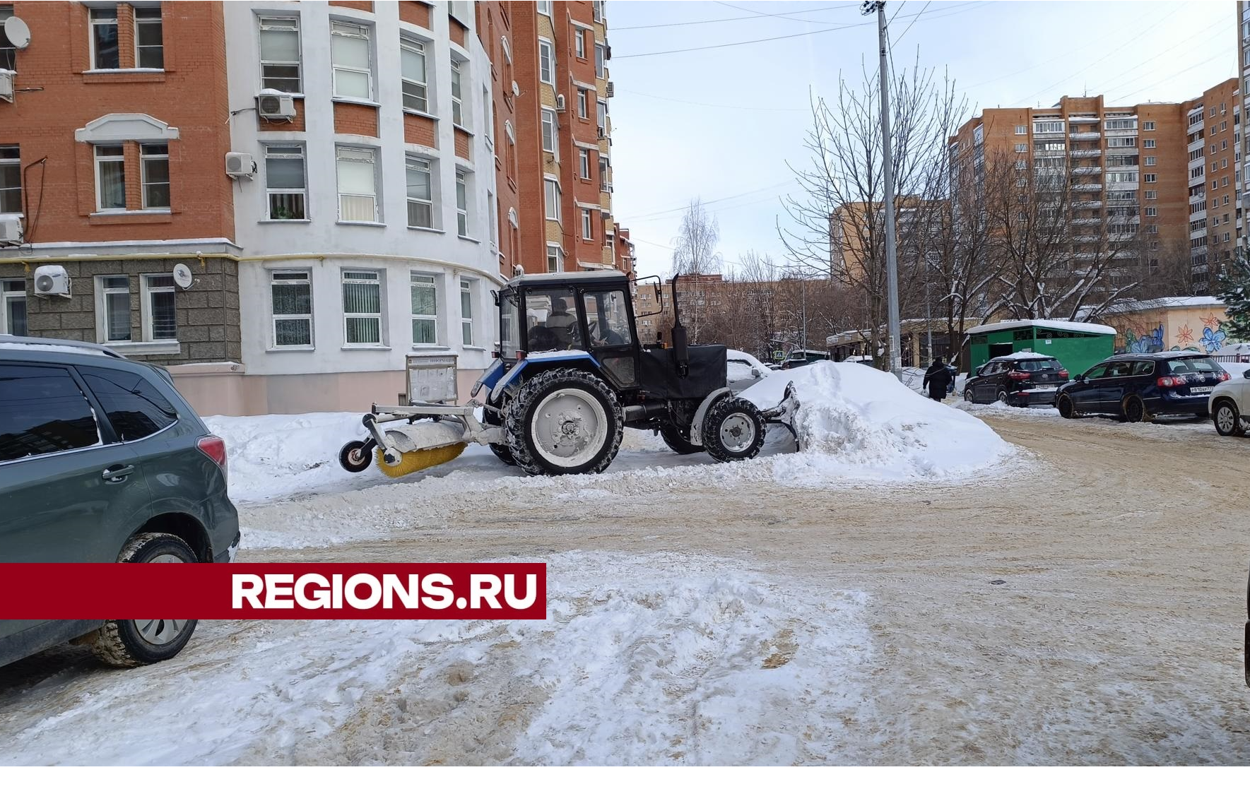 Коммунальщики убирают снег на улицах Юбилейная и Победы | REGIONS.RU / Лобня