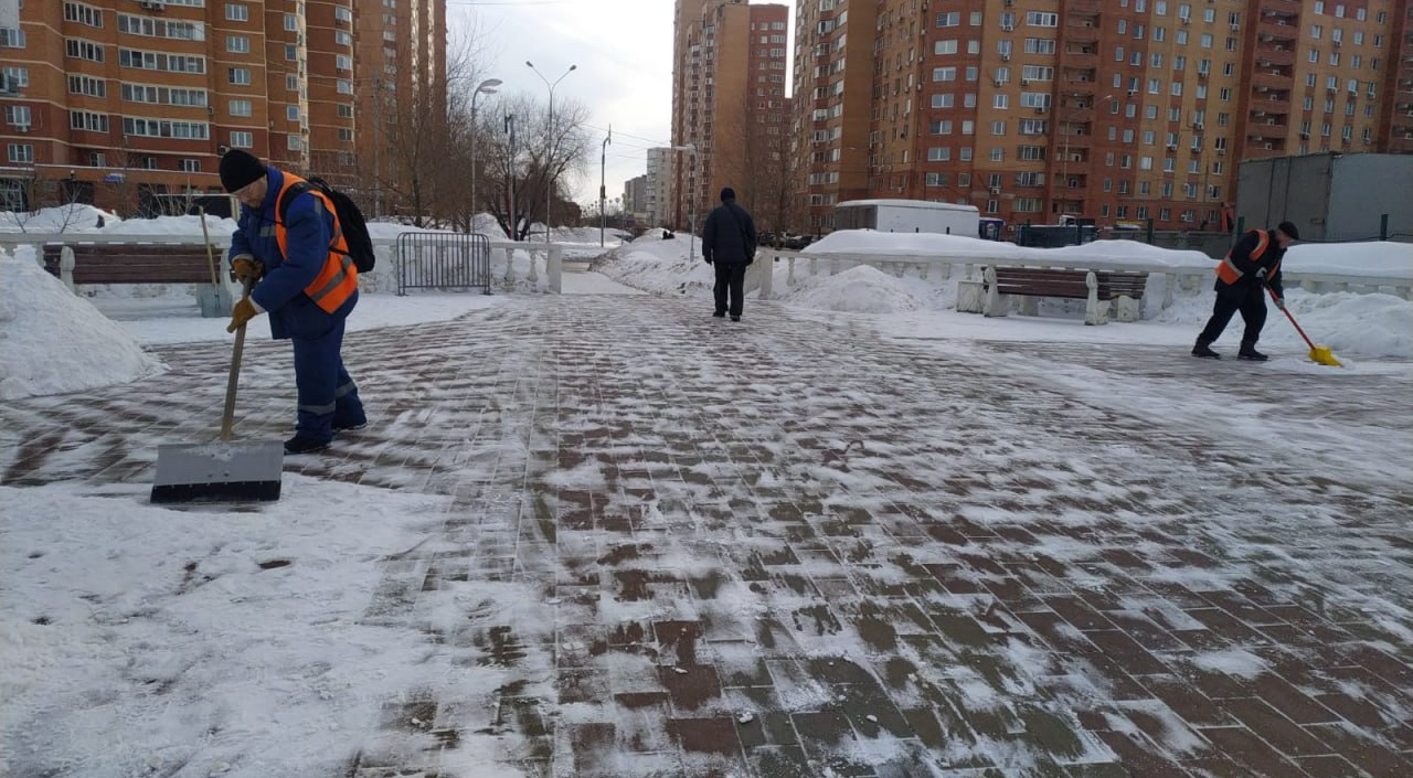 Дороги и тротуары города расчищали почти 100 рабочих
