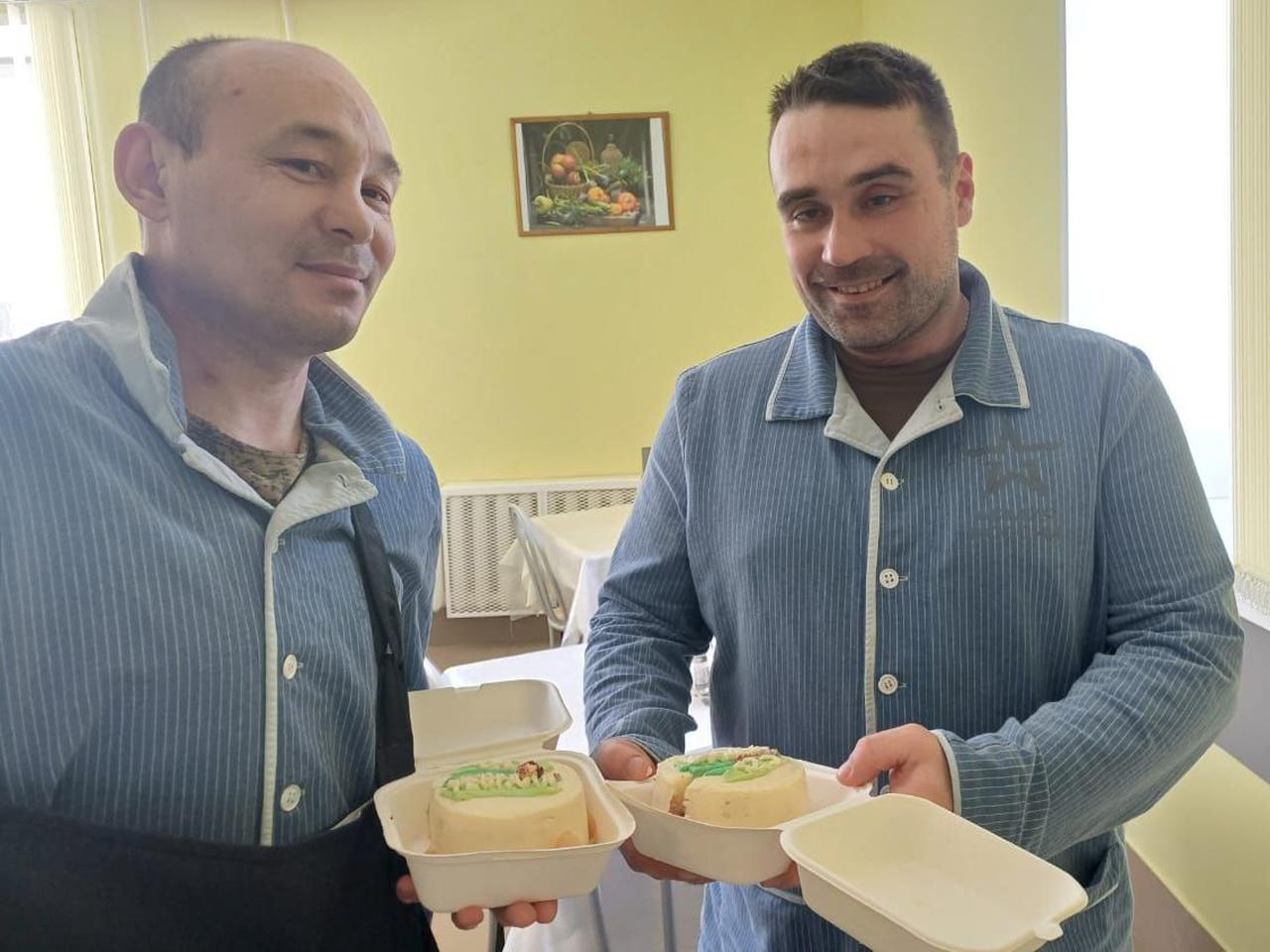 Студенты-повара передали в военный госпиталь бенто торты для бойцов СВО