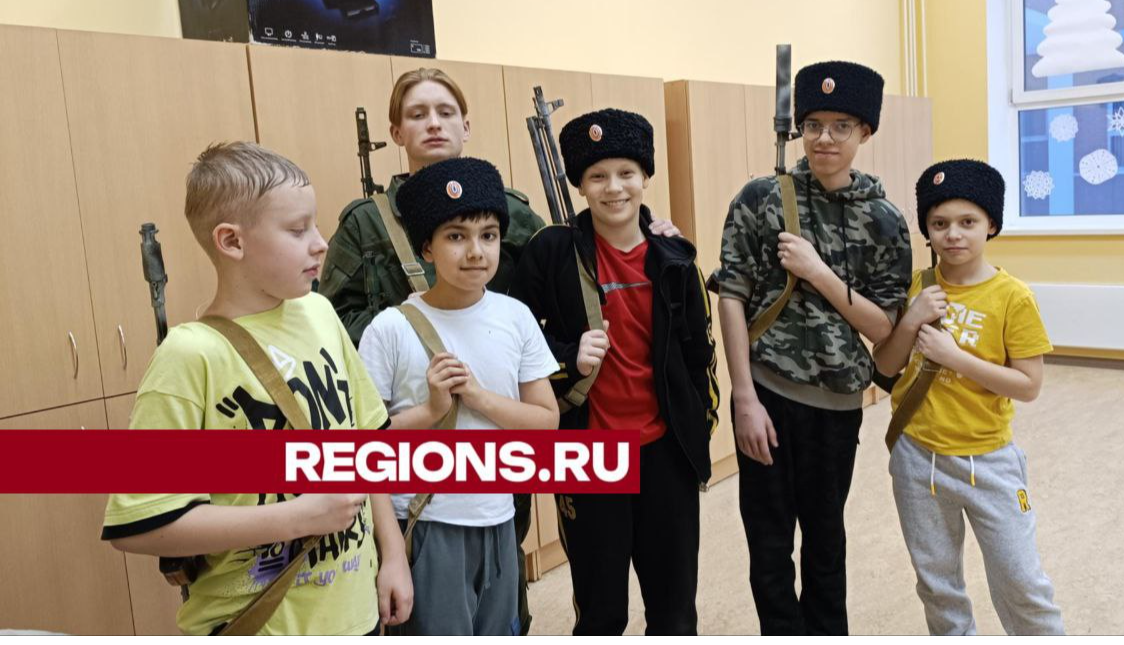 В городской казачьей школе дети учатся владению оружием и строевой подготовке
