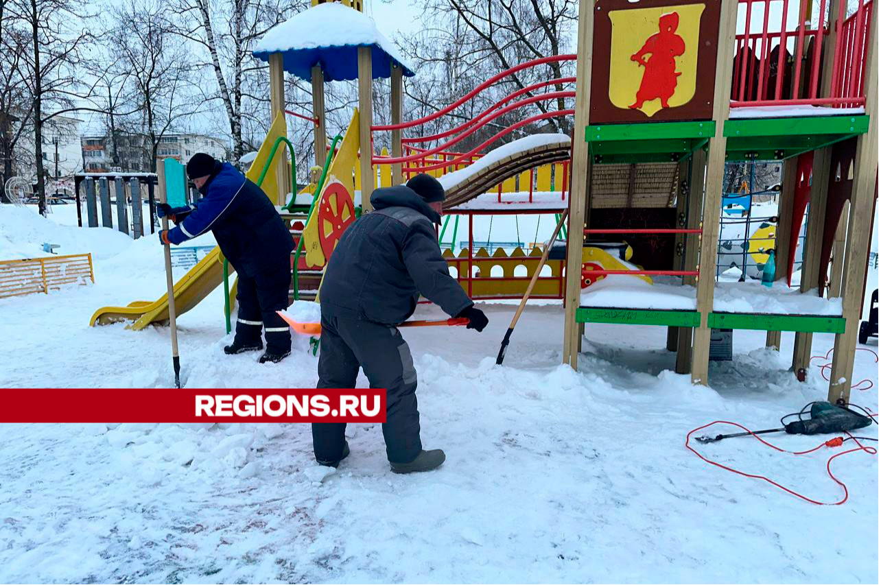 Детскую площадку на улице Московской в Можайске очистили от снега и наледи