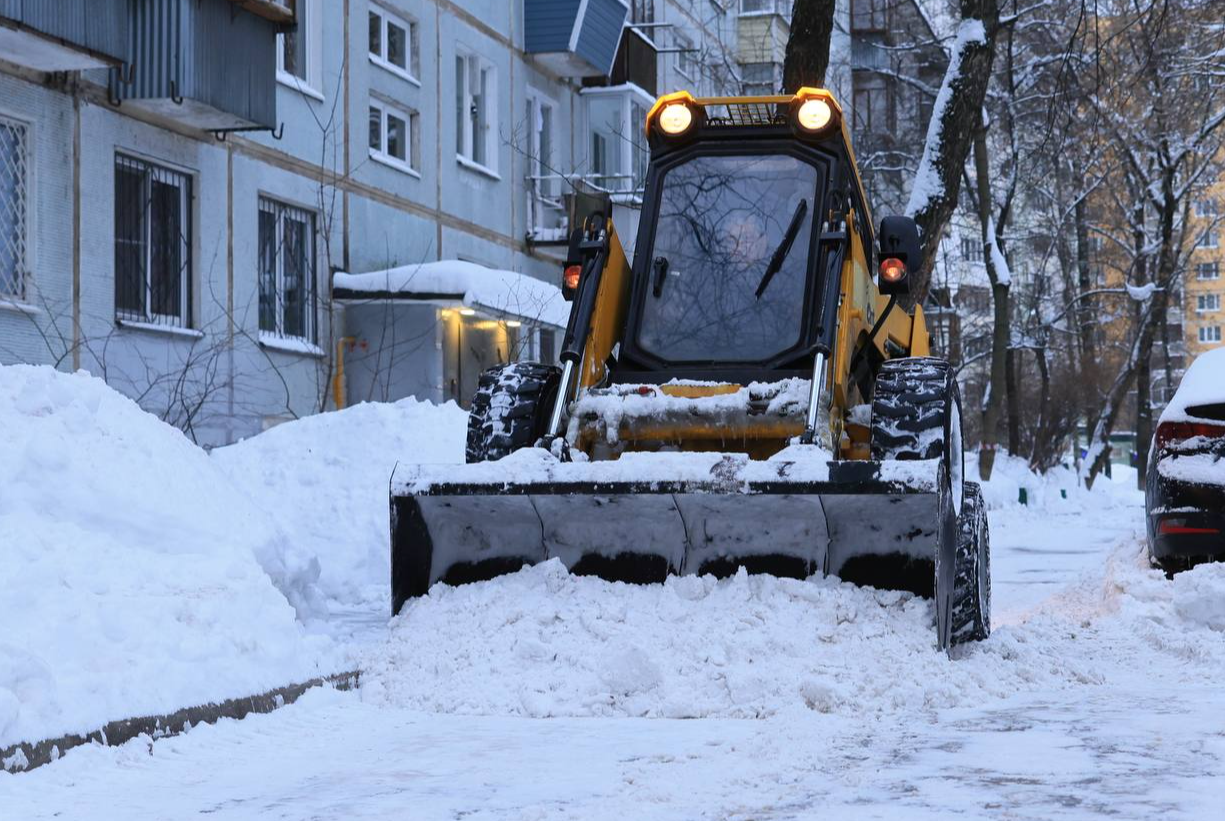 Жителей округа просят не парковать автомобили вдоль дорог, чтобы не мешать снегоуборочной технике