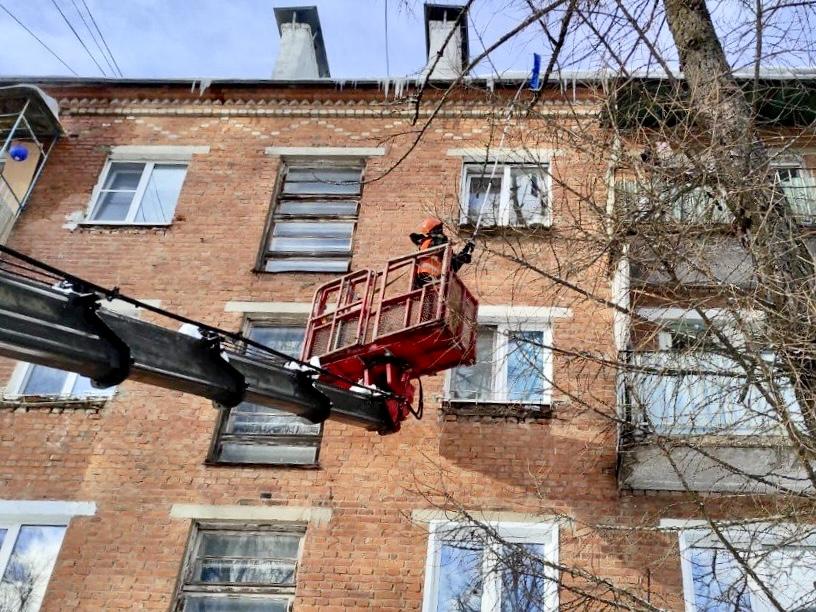 Более тысячи домов в Подольске избавили от сосулек