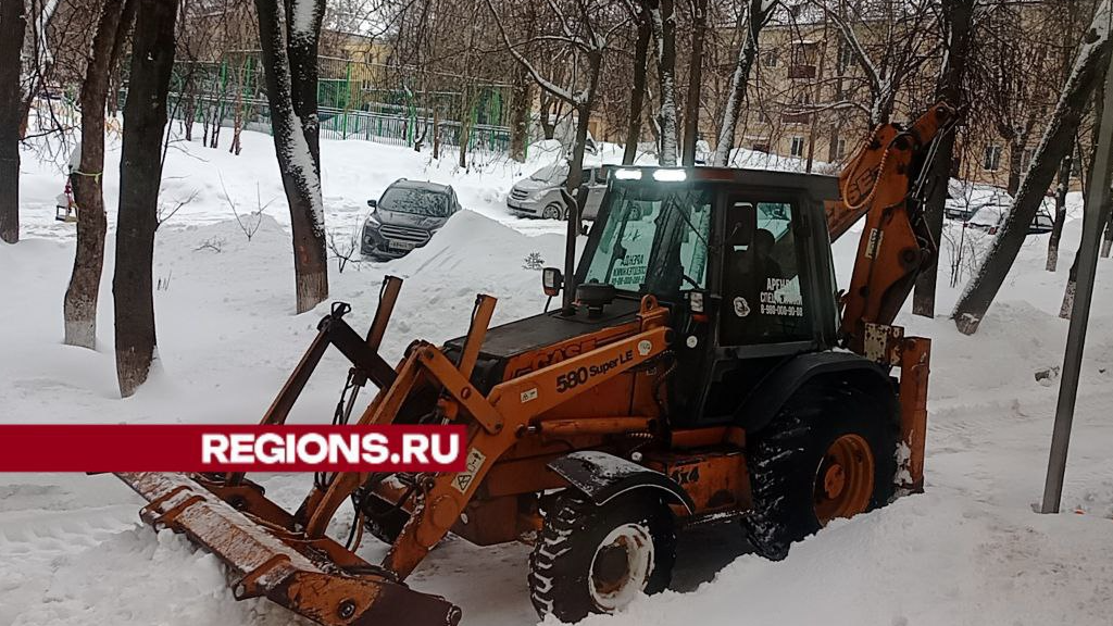Дворники и коммунальная спецтехника активно расчищают дворы от снега
