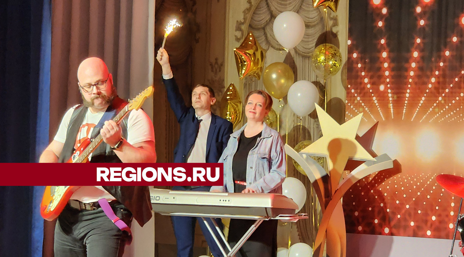 Сценку «Школа будущего» в исполнении директоров показали на юбилейном вечере школы в Ивантеевке