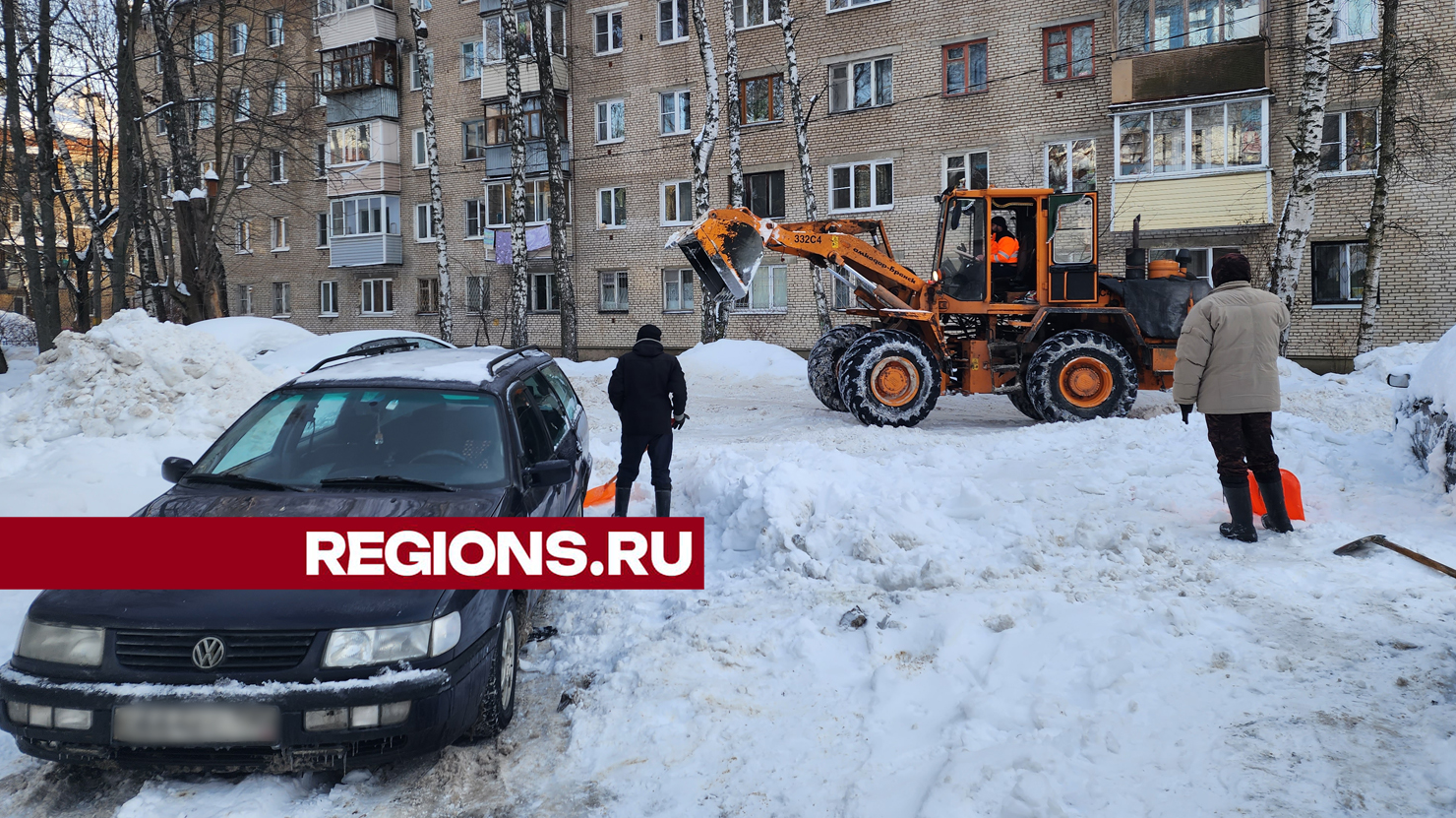 Парковку на улице Маяковского в Пушкино очистили от навалов снега