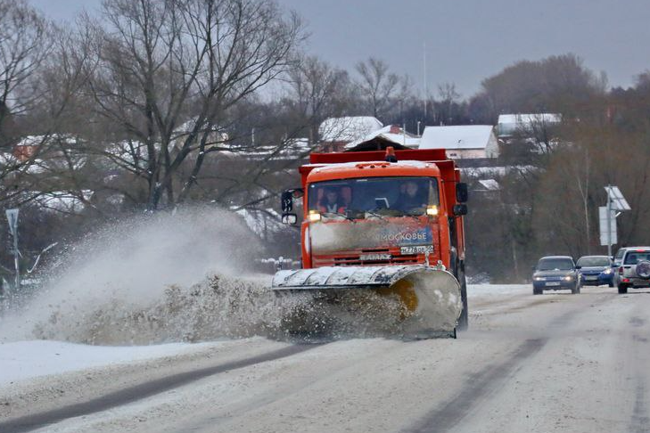 На помощь дорожникам расчищать дороги от снега вышли сотрудники талдомских сельхозпредприятий