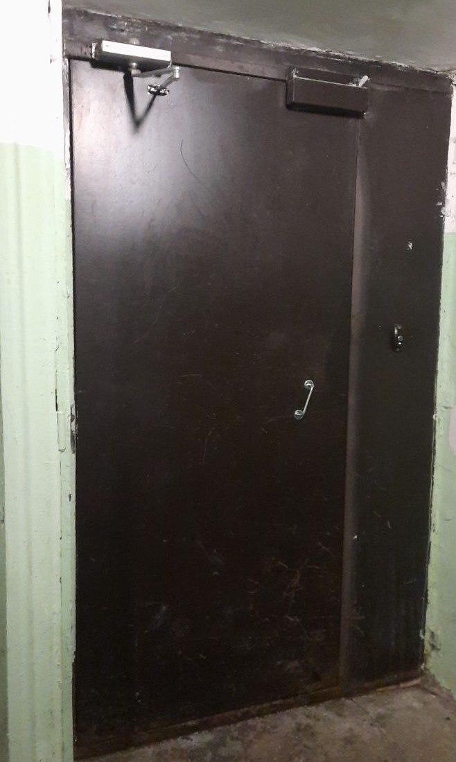 Управляющая компания починила дверь в подъезде жилого дома по улице Ленина в Наро-Фоминске