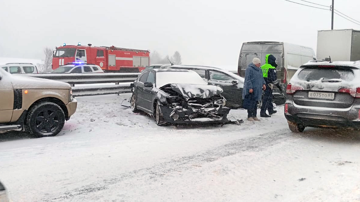 Спасатели помогли попавшим в беду из-за снегопада автомобилистам под Пушкино