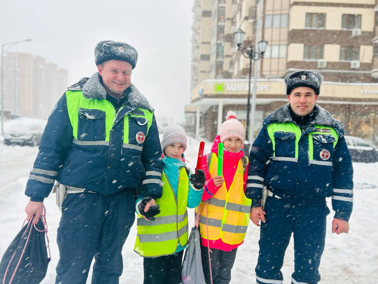 Пять часов не мог тронуться: иностранному дальнобойщику помогли автоинспекторы в Звенигороде