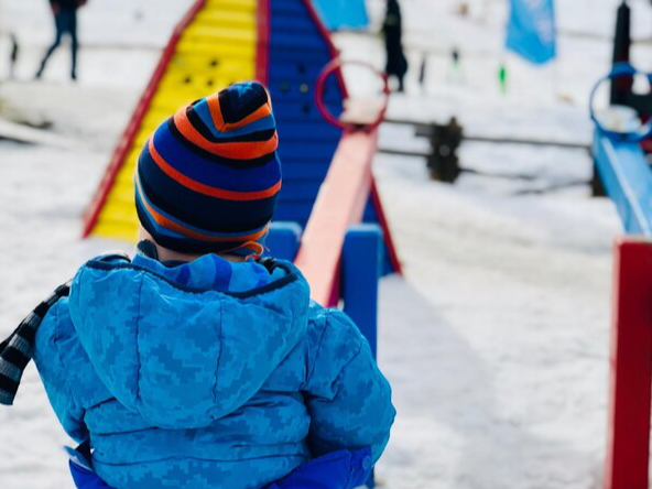 Жителя Пушкинского округа напомнили правила безопасного катания с горок зимой