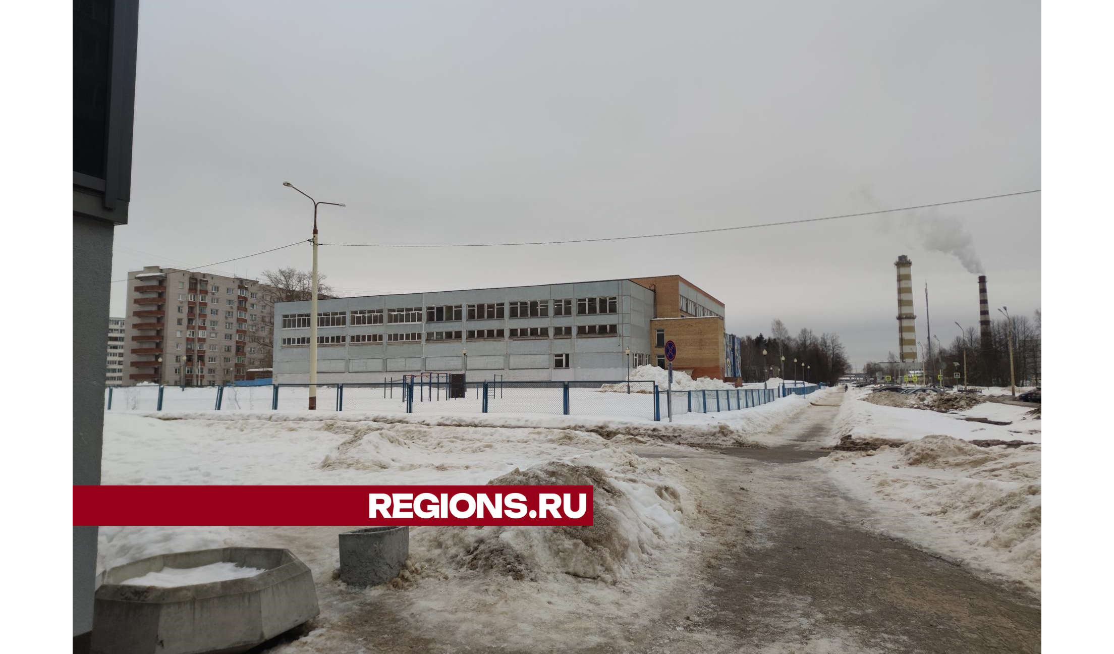 Коммунальщики освободили от снега двор Дубненской гимназии №11