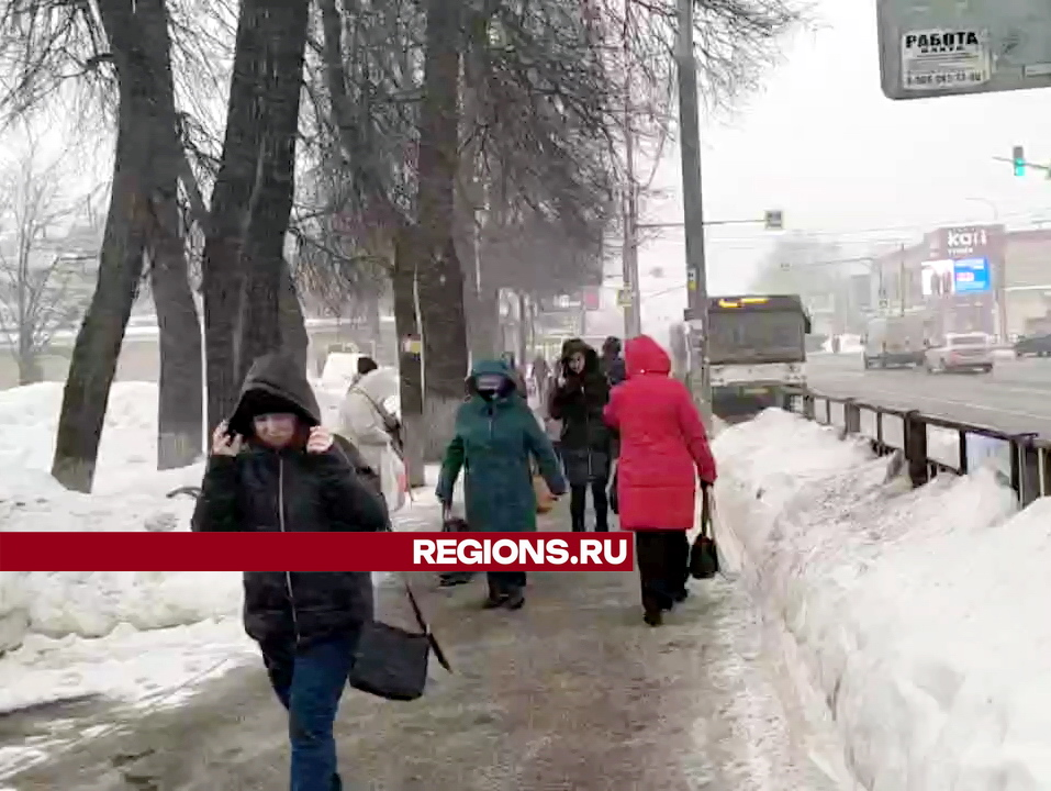 Ветер и ледяной град сбивают с ног пешеходов в Ногинске