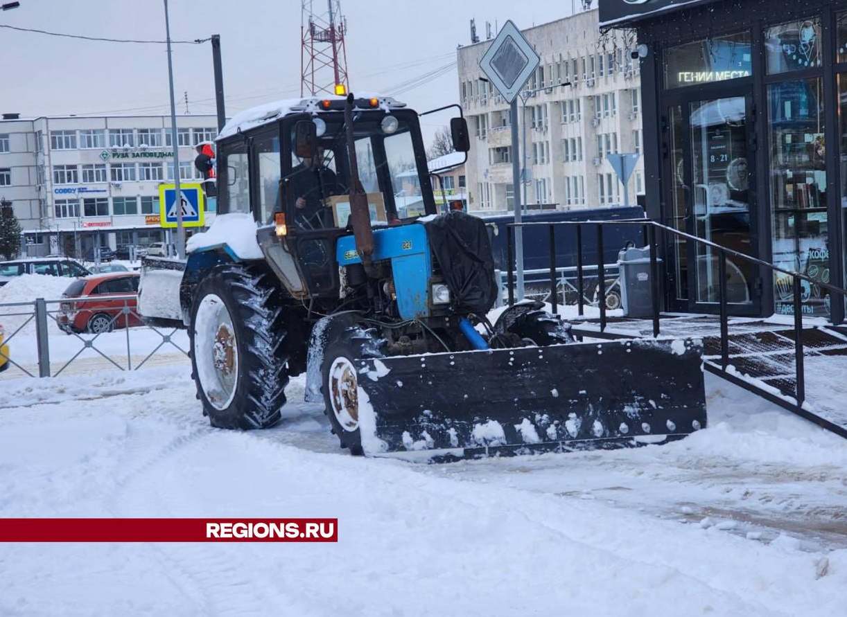 Коммунальщики первым делом расчистили от снега дворы, пешеходные зоны и парковок