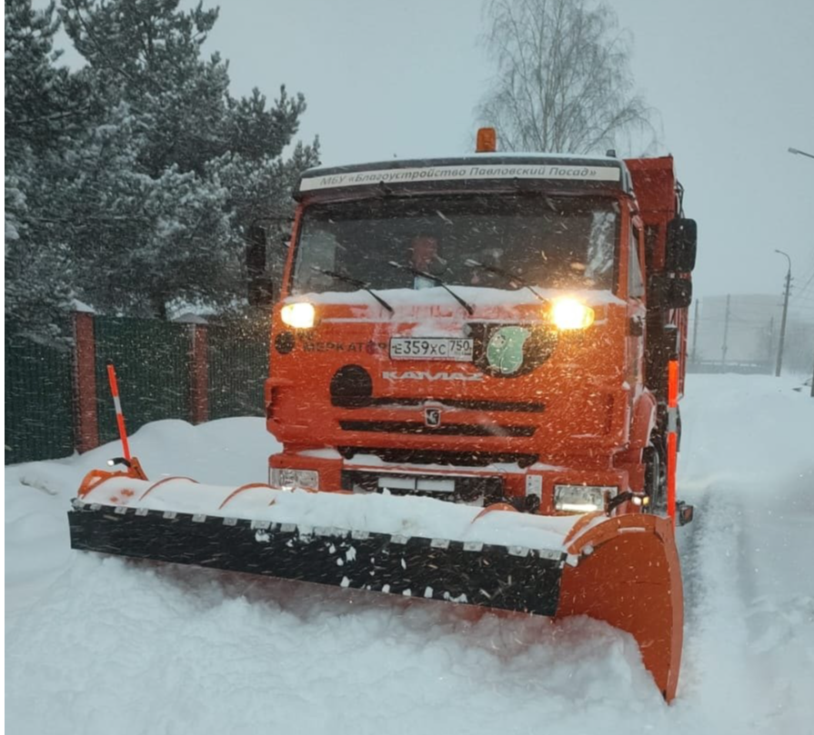 Коммунальщики активно расчищают снег на дорогах в сельской местности