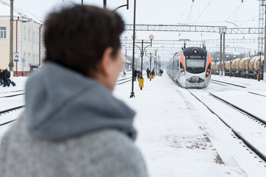 Жителей Подмосковья призывают соблюдать безопасность и не переходить пути в неустановленном месте