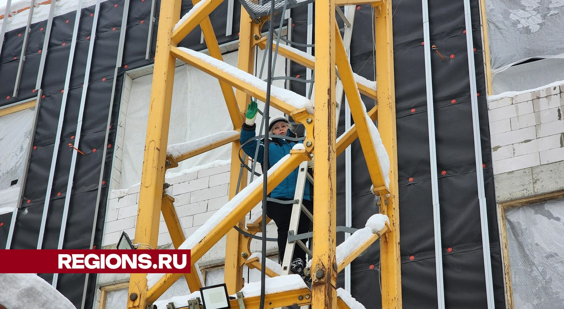 Крановщица с 45-летним стажем возводит пристройку к школе в микрорайоне Поварово