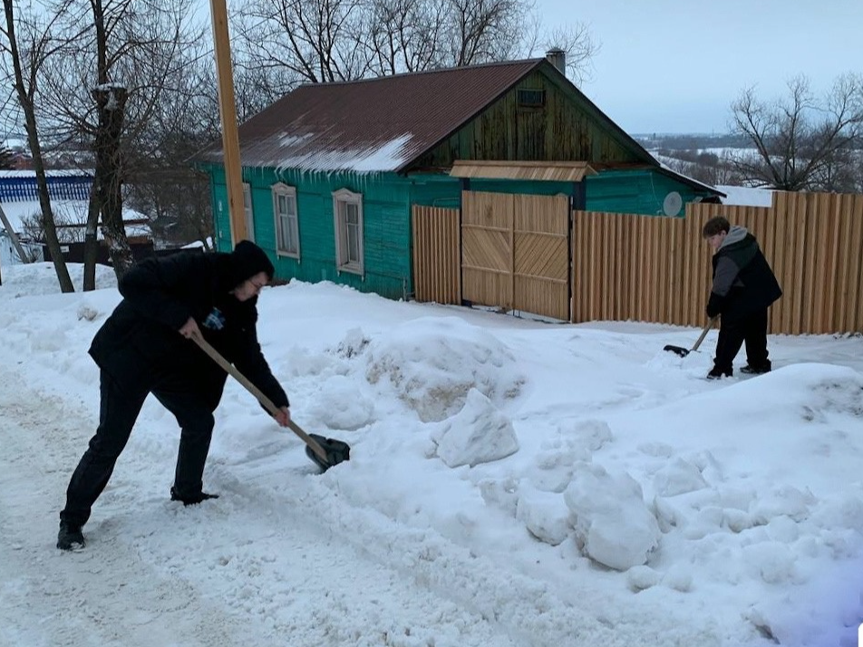 «Тимуровцы» из нашего города помогли бабушке расчистить снег с дорожки