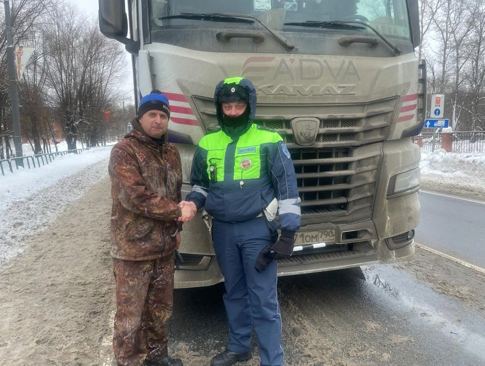 Три часа сотрудники Госавтоинспекции помогали водителю тягача