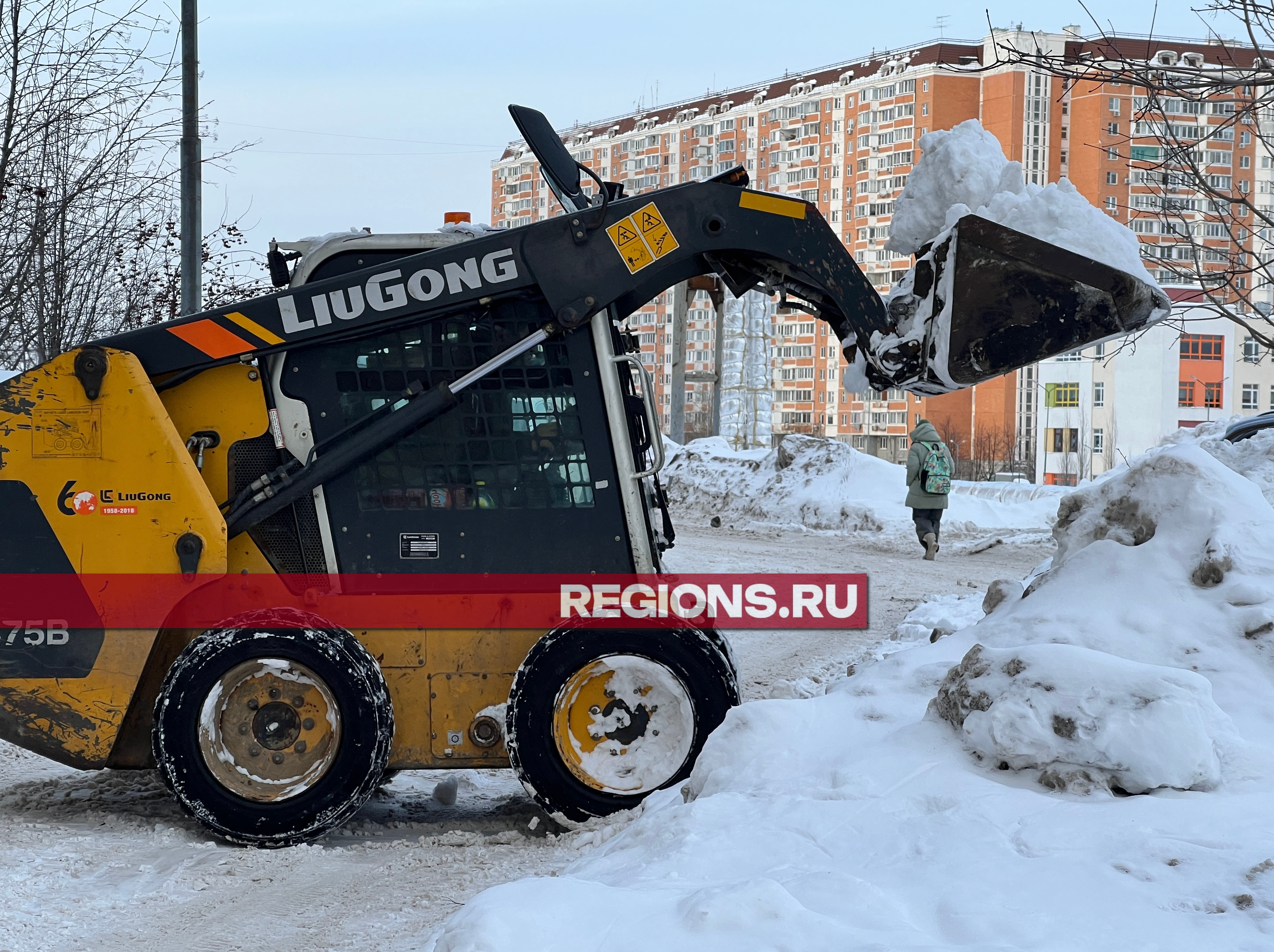 Двор на проспекте Мельникова расчистили от снега | REGIONS.RU / Химки