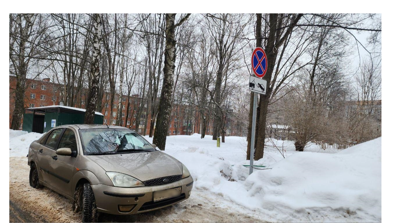 Во дворе микрорайона В-26 появились новые дорожные знаки