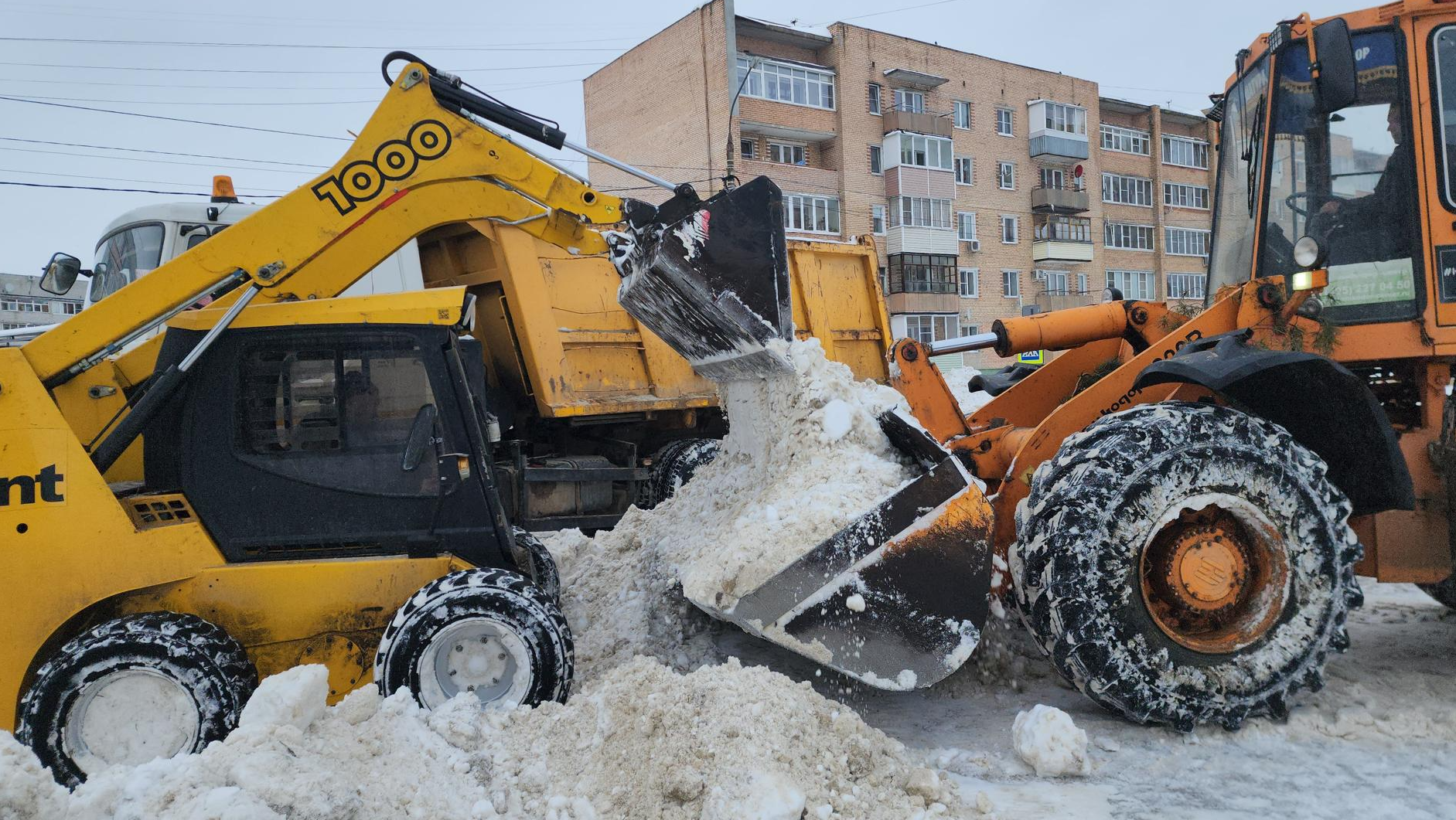 В Шатуре для уборки снега во дворах задействовали одиннадцать единиц  техники | REGIONS.RU / Шатура