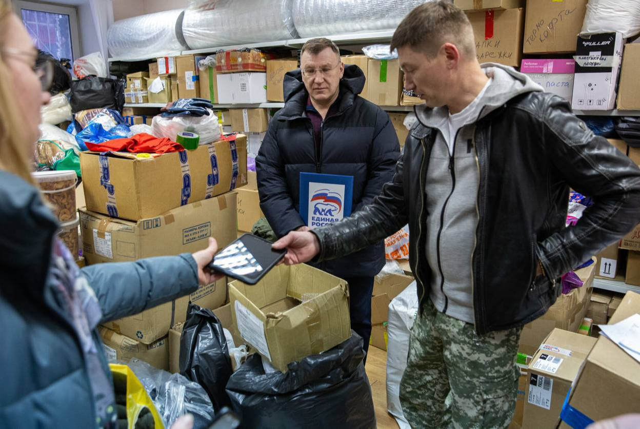 Подольчане передали бойцам СВО продукты и планшеты для управления беспилотниками