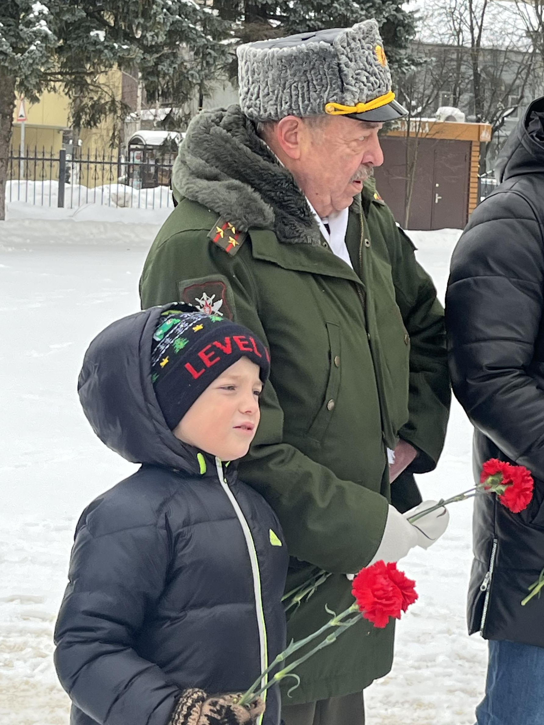 Жители Наро-Фоминска в День защитника Отечества возложили цветы к Вечному огню