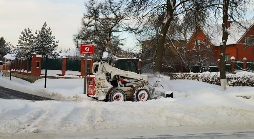 Дорожные коммунальные службы продолжают расчищать улицы города от снега после циклона