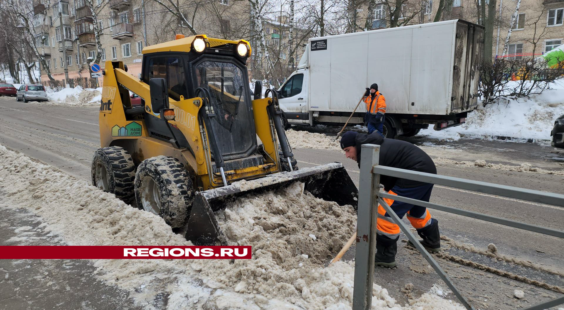 Коммунальщики вывезли с улиц Дзержинского более 100 кубов снега