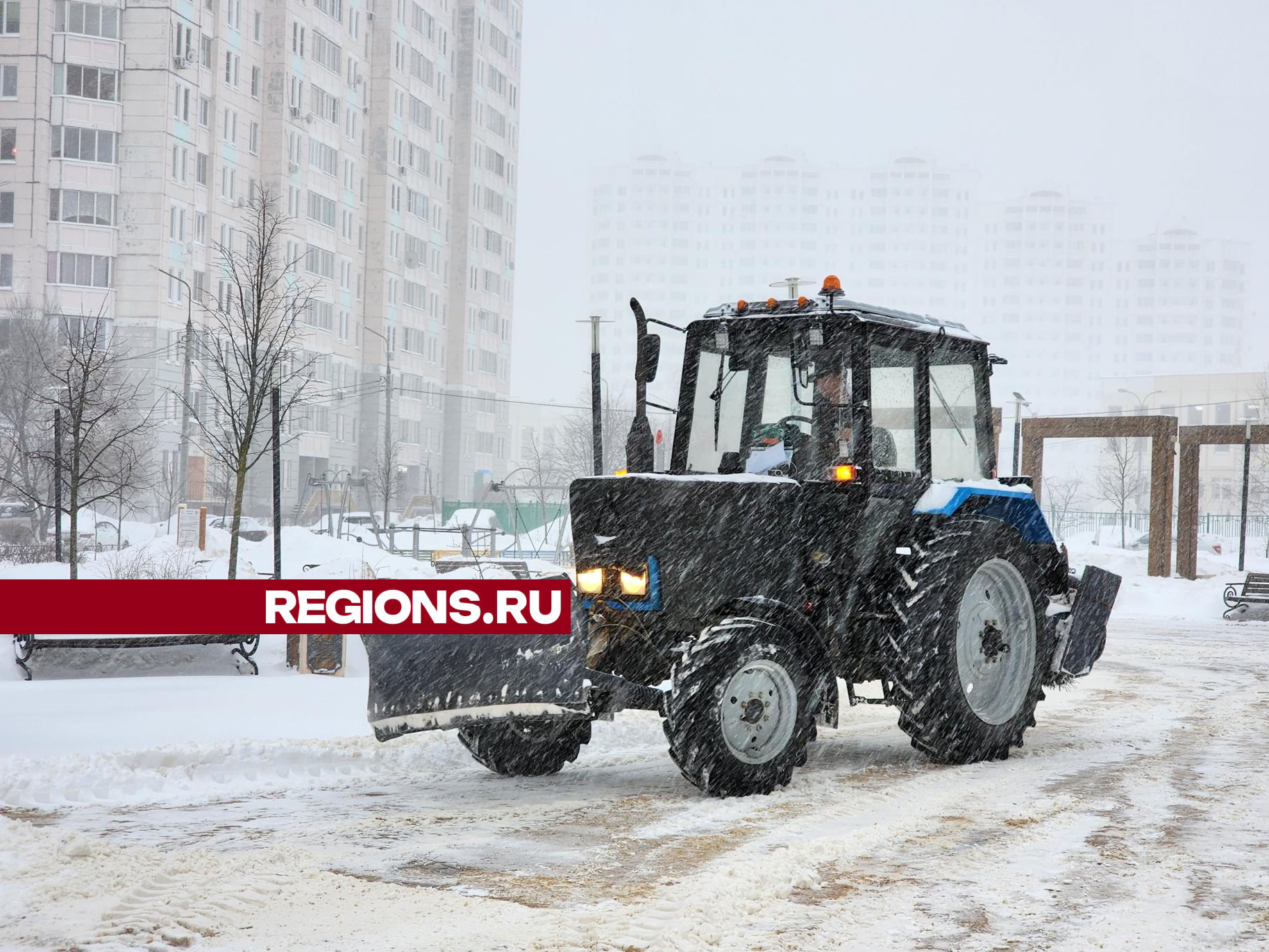 Коммунальщики освобождают из снежного плена Благовещенский сквер