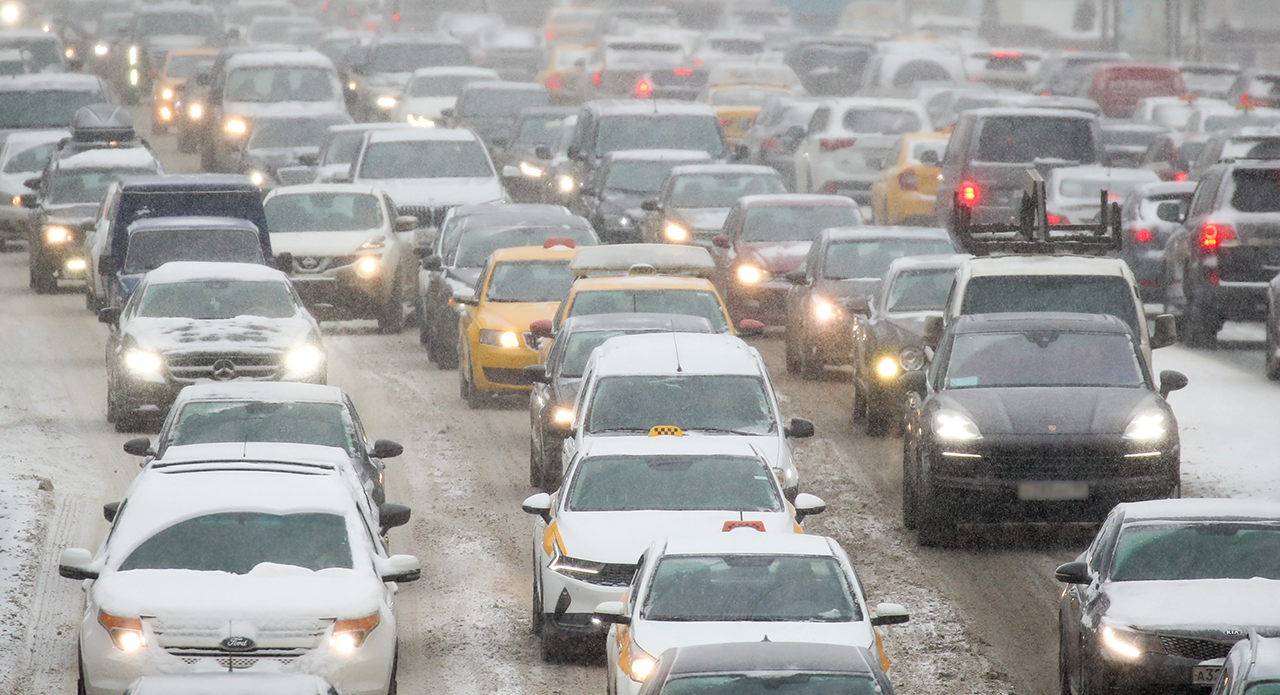 «Обрушатся не только куски льда»: автоэксперт раскрыл, как жителям Подмосковья сберечь авто во время ледяного дождя