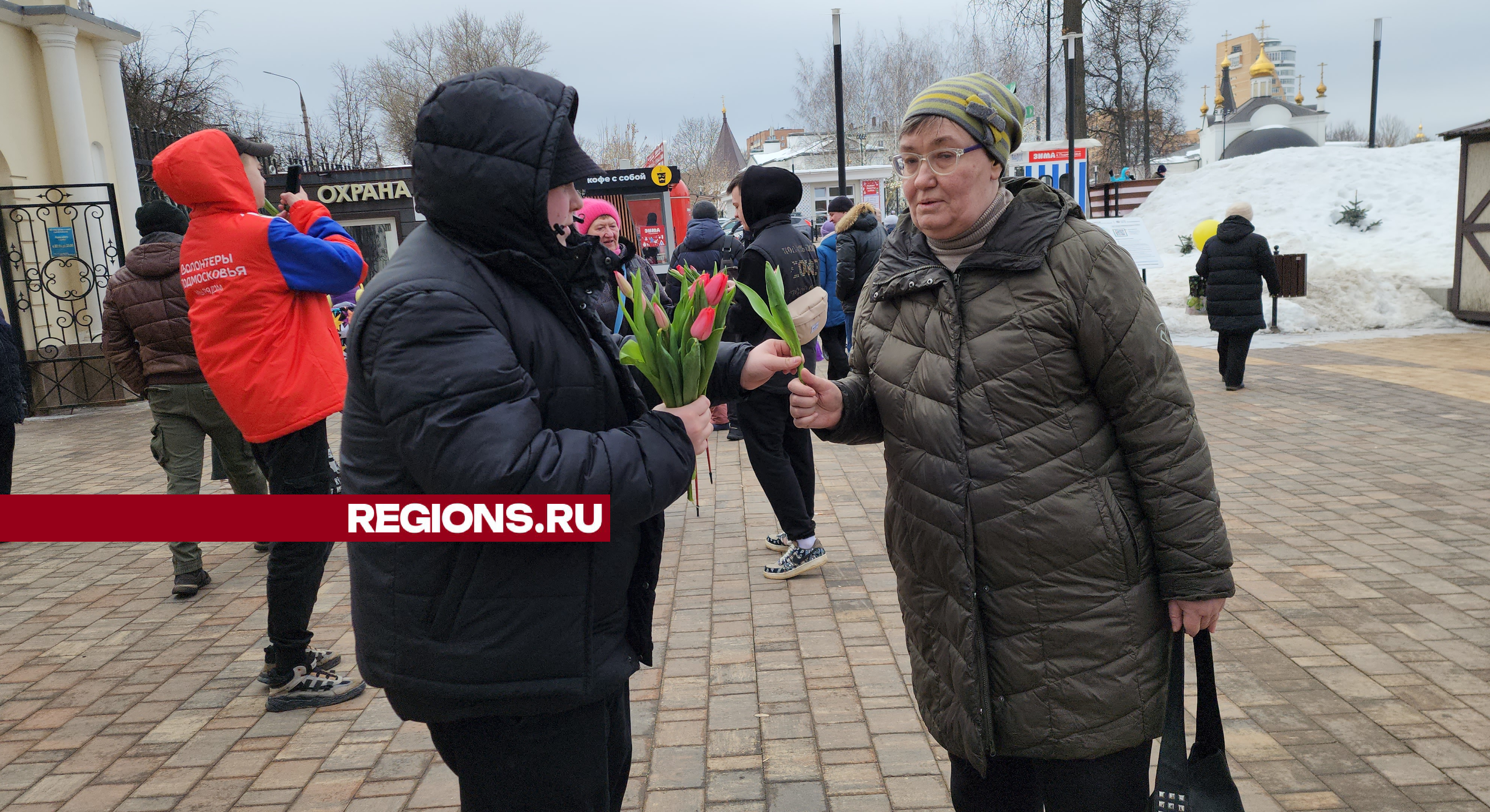 Тысяча тюльпанов и воздушных шаров: подольчанок поздравили в парках города